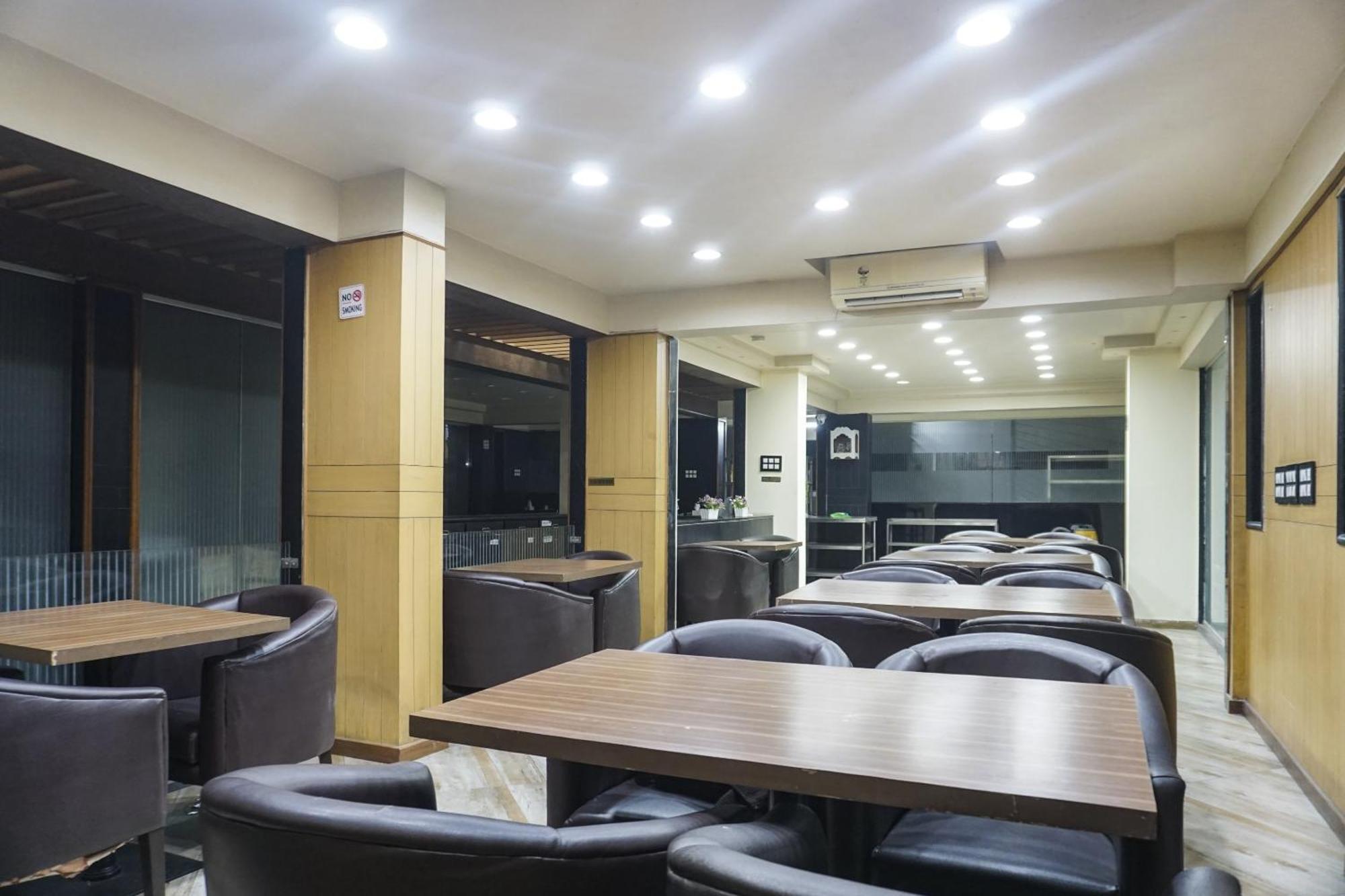 Super Townhouse Oak Sr Hotel Wakad Pune Exterior photo