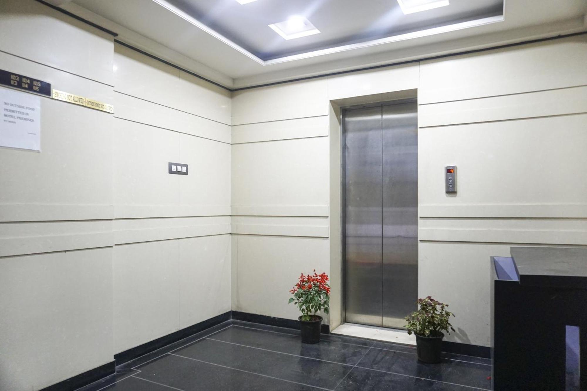 Super Townhouse Oak Sr Hotel Wakad Pune Exterior photo