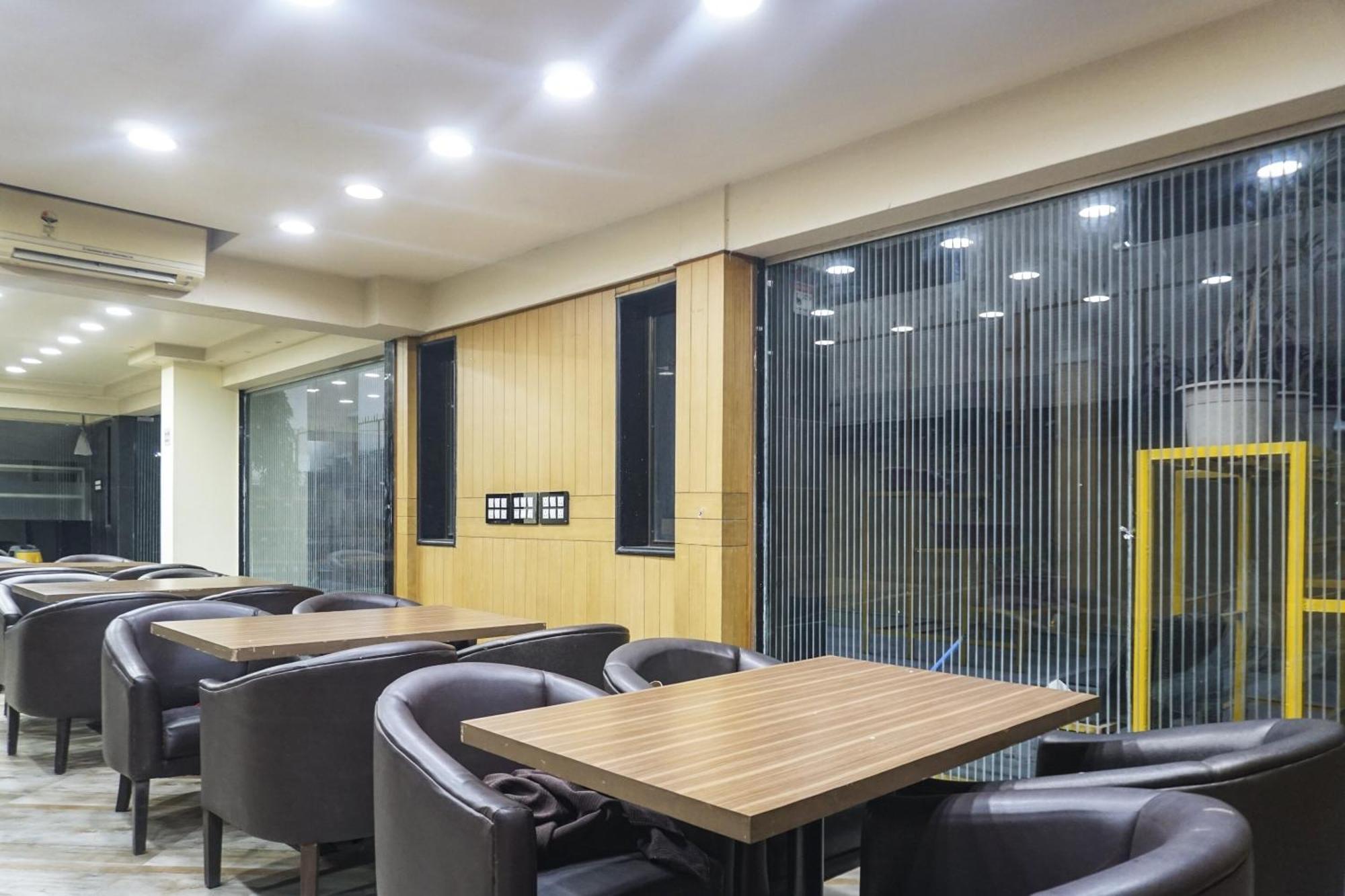 Super Townhouse Oak Sr Hotel Wakad Pune Exterior photo