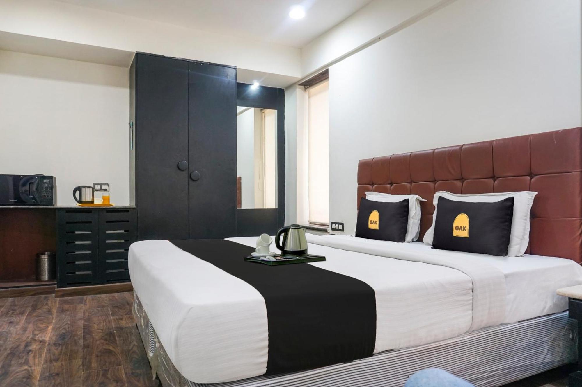 Super Townhouse Oak Sr Hotel Wakad Pune Exterior photo