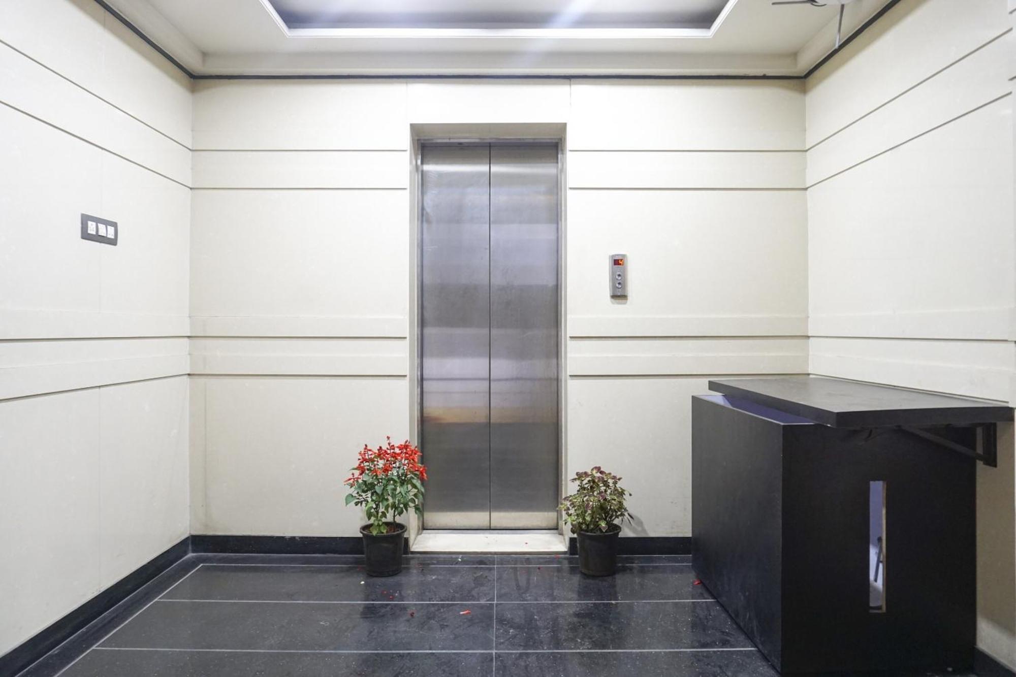 Super Townhouse Oak Sr Hotel Wakad Pune Exterior photo