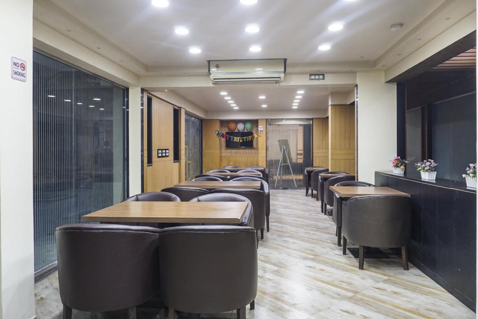 Super Townhouse Oak Sr Hotel Wakad Pune Exterior photo